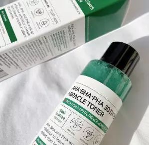 Rekomendasi toner samarkan noda hitam pada wajah © 2023 brilio.net