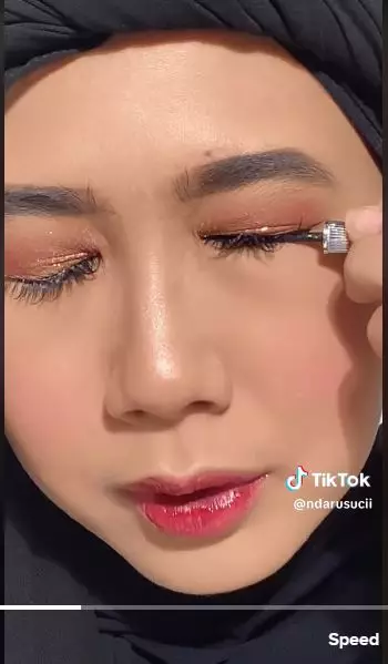 cara aplikasikan celak pada mata agar tak sakit dan berantakan berbagai sumber