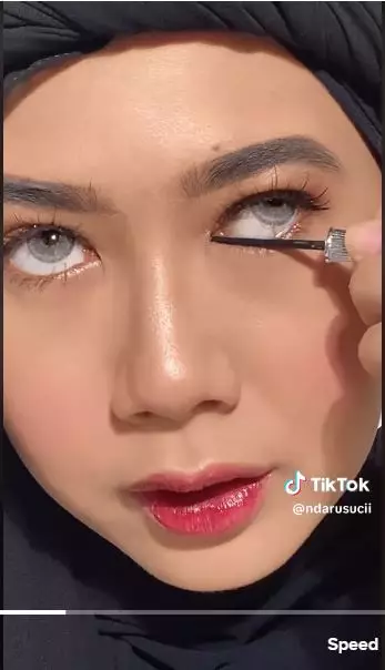 cara aplikasikan celak pada mata agar tak sakit dan berantakan berbagai sumber