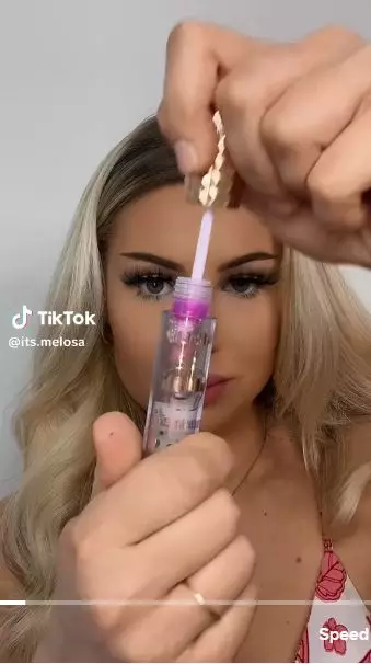 Trik bibir jadi pink pakai clear lip gloss berbagai sumber