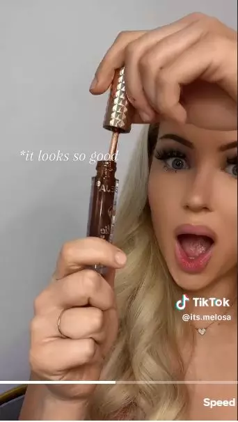 Trik bibir jadi pink pakai clear lip gloss berbagai sumber