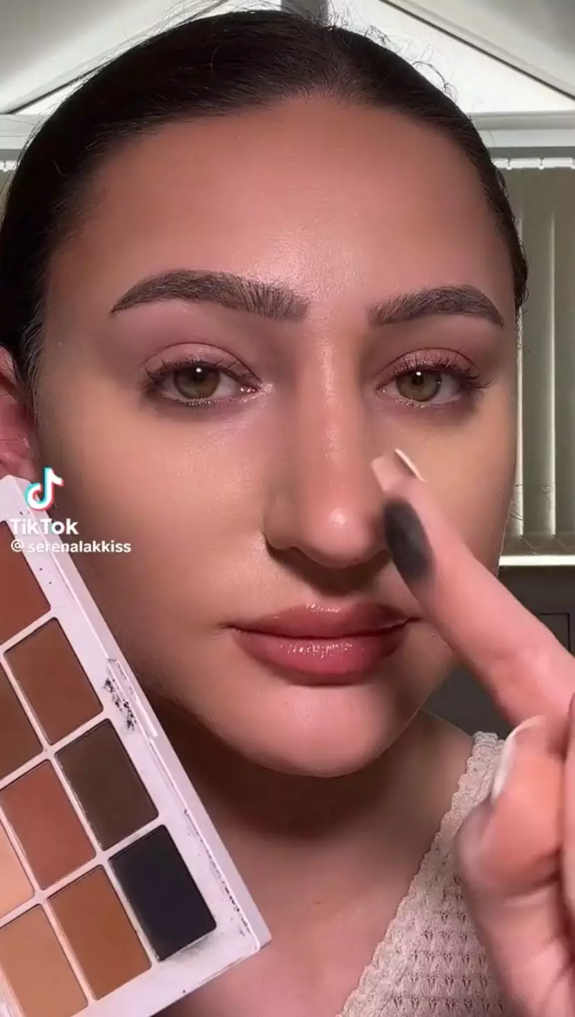 trik bikin eyeliner dan eyeshadow sekaligus ini cuma butuh 1 alat sederhana © TikTok trik bikin eyeliner dan eyeshadow sekaligus ini cuma butuh 1 alat sederhana © TikTok