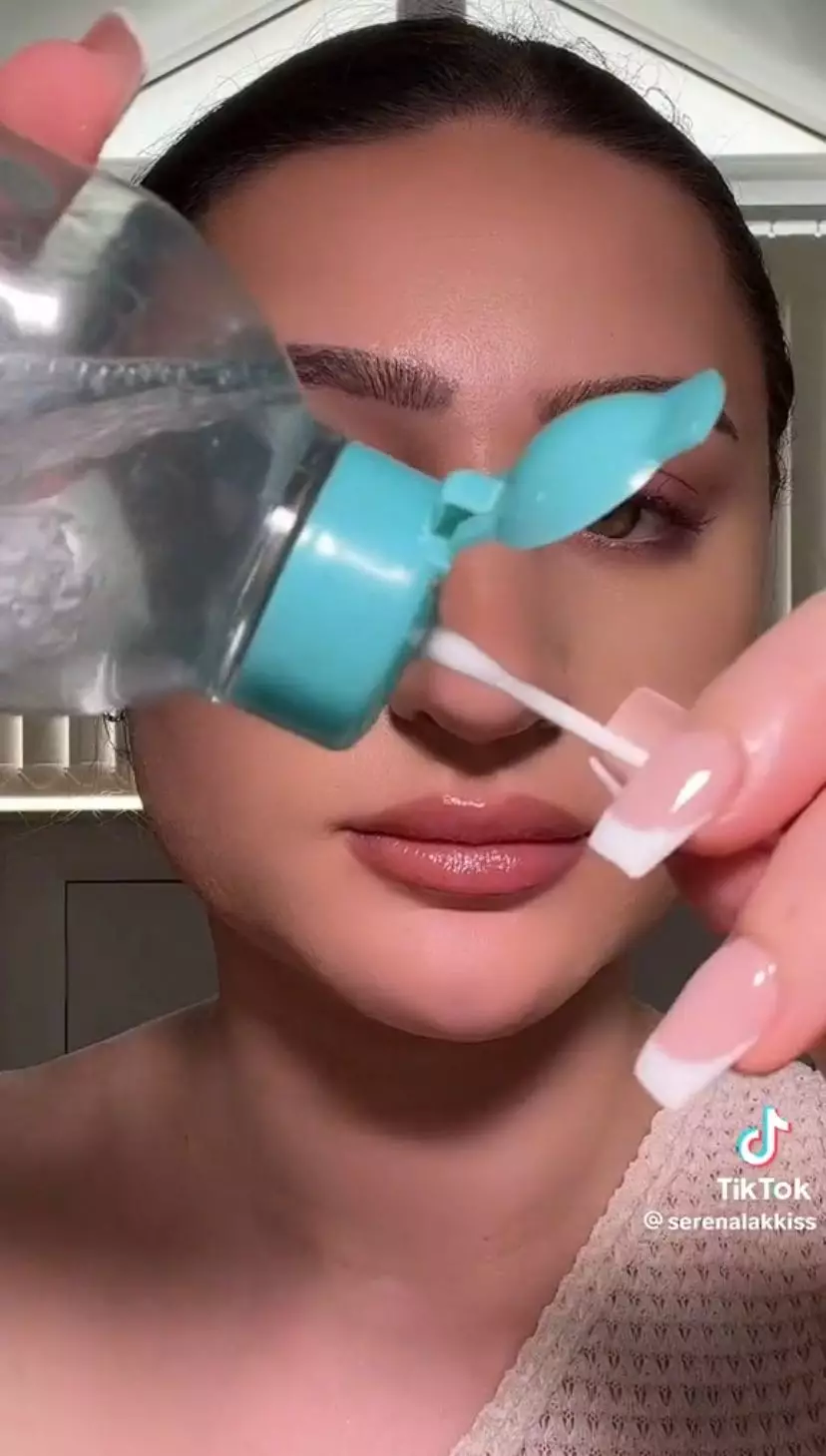 trik bikin eyeliner dan eyeshadow sekaligus ini cuma butuh 1 alat sederhana © TikTok trik bikin eyeliner dan eyeshadow sekaligus ini cuma butuh 1 alat sederhana © TikTok