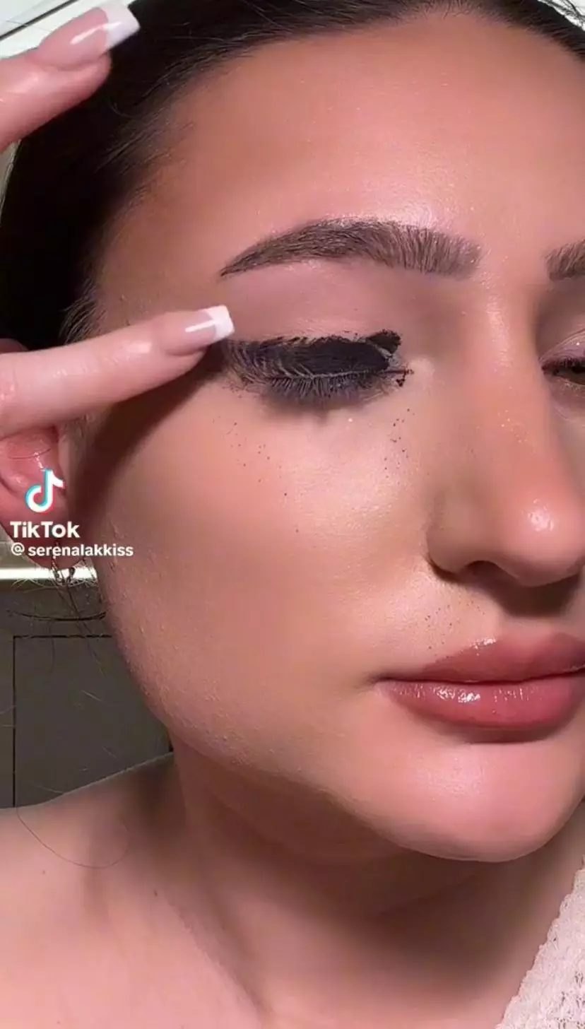 trik bikin eyeliner dan eyeshadow sekaligus ini cuma butuh 1 alat sederhana © TikTok trik bikin eyeliner dan eyeshadow sekaligus ini cuma butuh 1 alat sederhana © TikTok