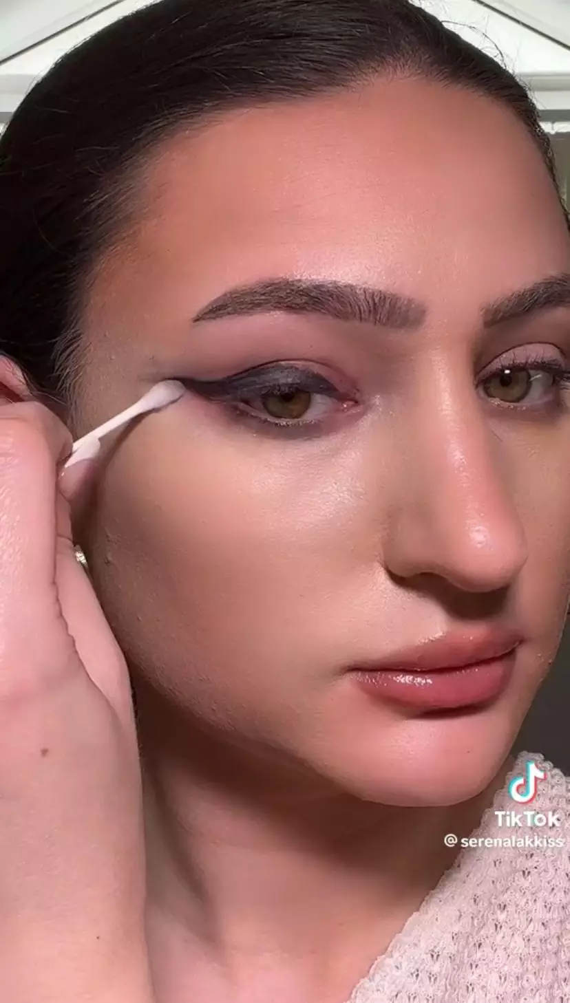 trik bikin eyeliner dan eyeshadow sekaligus ini cuma butuh 1 alat sederhana © TikTok trik bikin eyeliner dan eyeshadow sekaligus ini cuma butuh 1 alat sederhana © TikTok