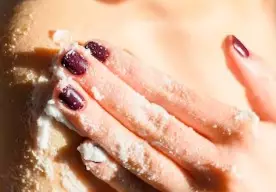 kelebihan lakukan body scrub © 2023 brilio.net