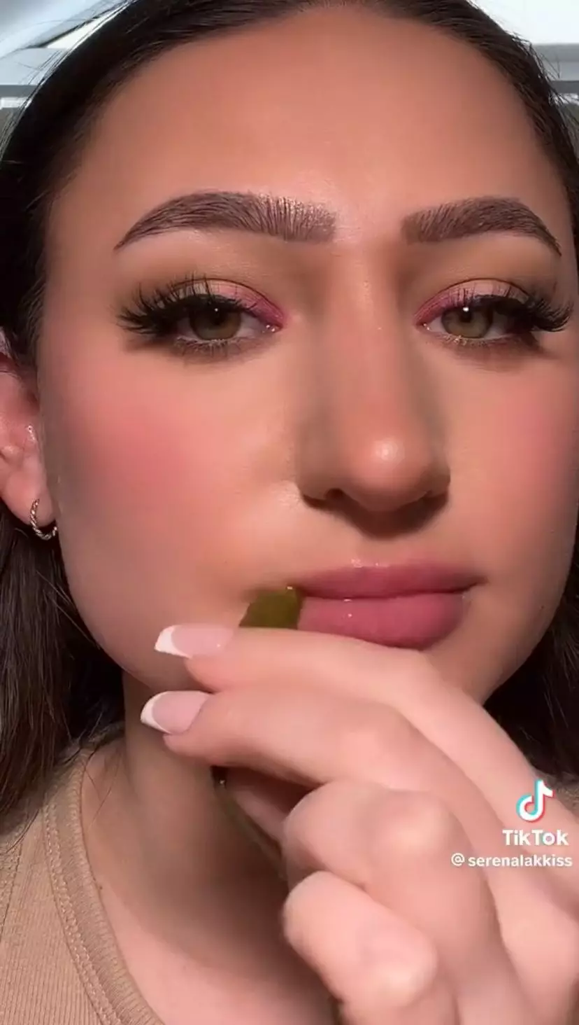 Trik bikin bibir jadi lebih plump © 2023 brilio.net Trik bikin bibir jadi lebih plump © 2023 brilio.net