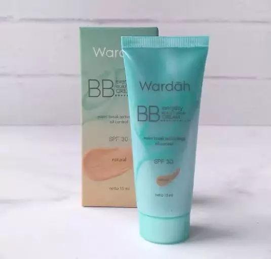 9 Rekomendasi BB Cream untuk remaja kulit berminyak mulai Rp 20 ribuan © berbagai sumber 9 Rekomendasi BB Cream untuk remaja kulit berminyak mulai Rp 20 ribuan © berbagai sumber