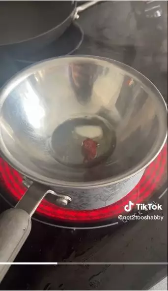 cara atasi bibir pecah-pecah pakai lip mask berbagai sumber