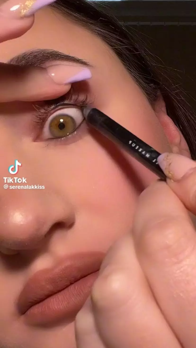 trik bikin smudged eye makeup biar mata terlihat tajam © 2023 berbagai sumber