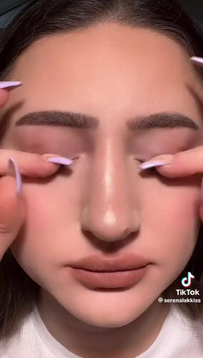 trik bikin smudged eye makeup biar mata terlihat tajam © 2023 berbagai sumber