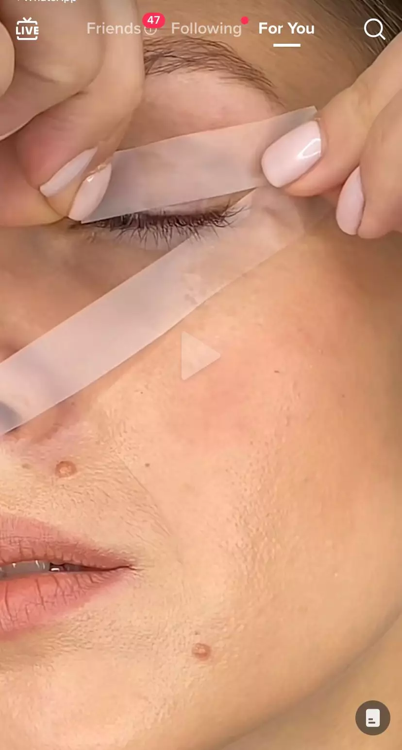 trik bikin garis mata rapi pakai 1 alat sekolah © 2023 brilio.net