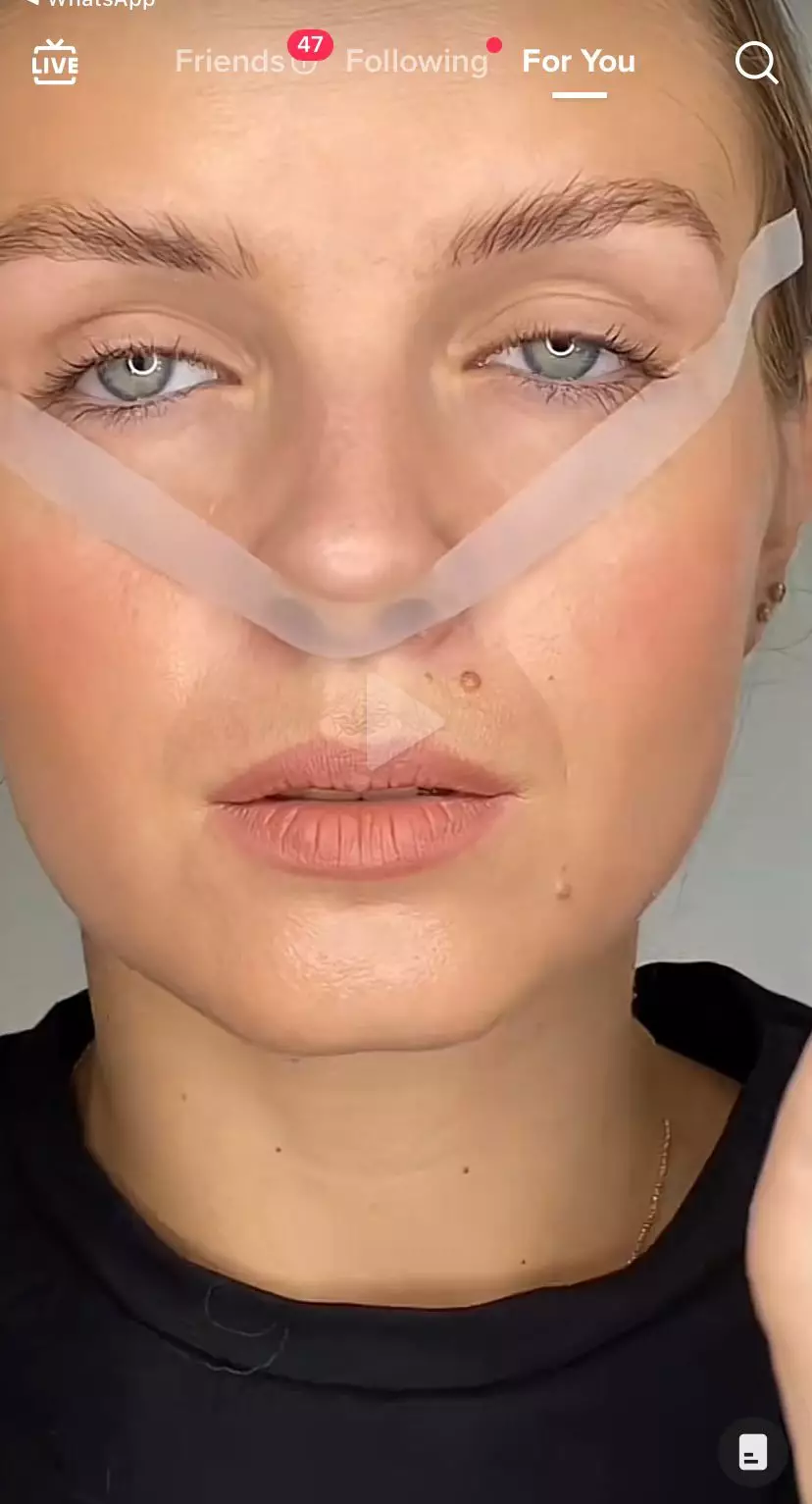 trik bikin garis mata rapi pakai 1 alat sekolah © 2023 brilio.net