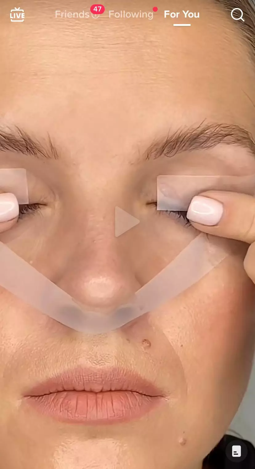 trik bikin garis mata rapi pakai 1 alat sekolah © 2023 brilio.net