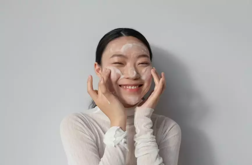 manfaat double cleansing yang jarang diketahui © 2023 brilio.net manfaat double cleansing yang jarang diketahui © 2023 brilio.net