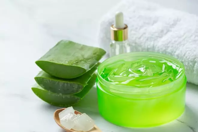 Trik atasi rambut kering pakai serum dari 2 bahan alami Berbagai sumber