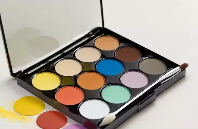 Trik mengatasi foundation salah shade dengan 1 alat makeup Berbagai sumber