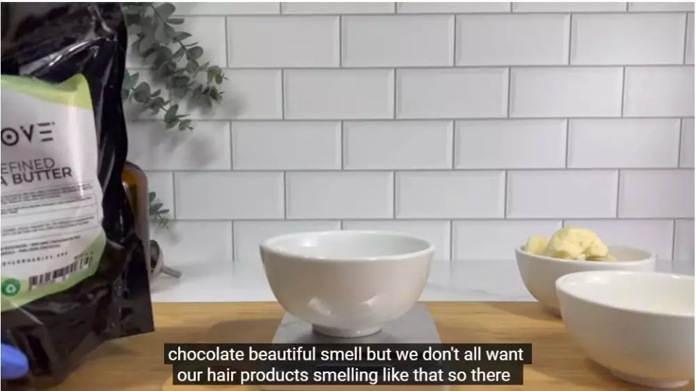 Cara atasi ketombe dan kerontokan rambut berbagai sumber