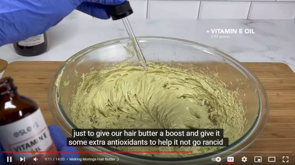 Cara atasi ketombe dan kerontokan rambut berbagai sumber