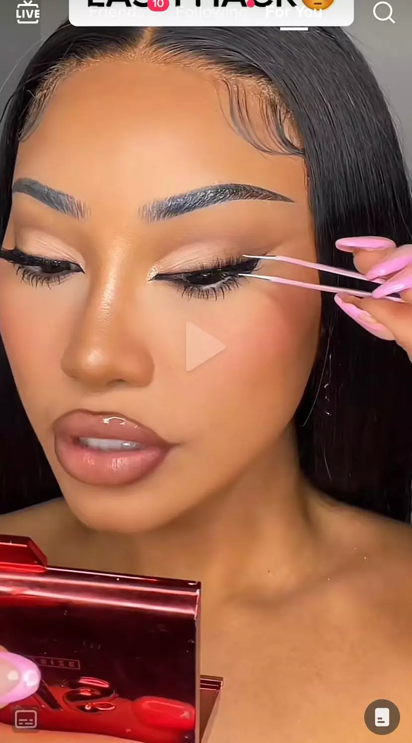 trik bikin bulu mata palsu lebih bervolume © berbagai sumber