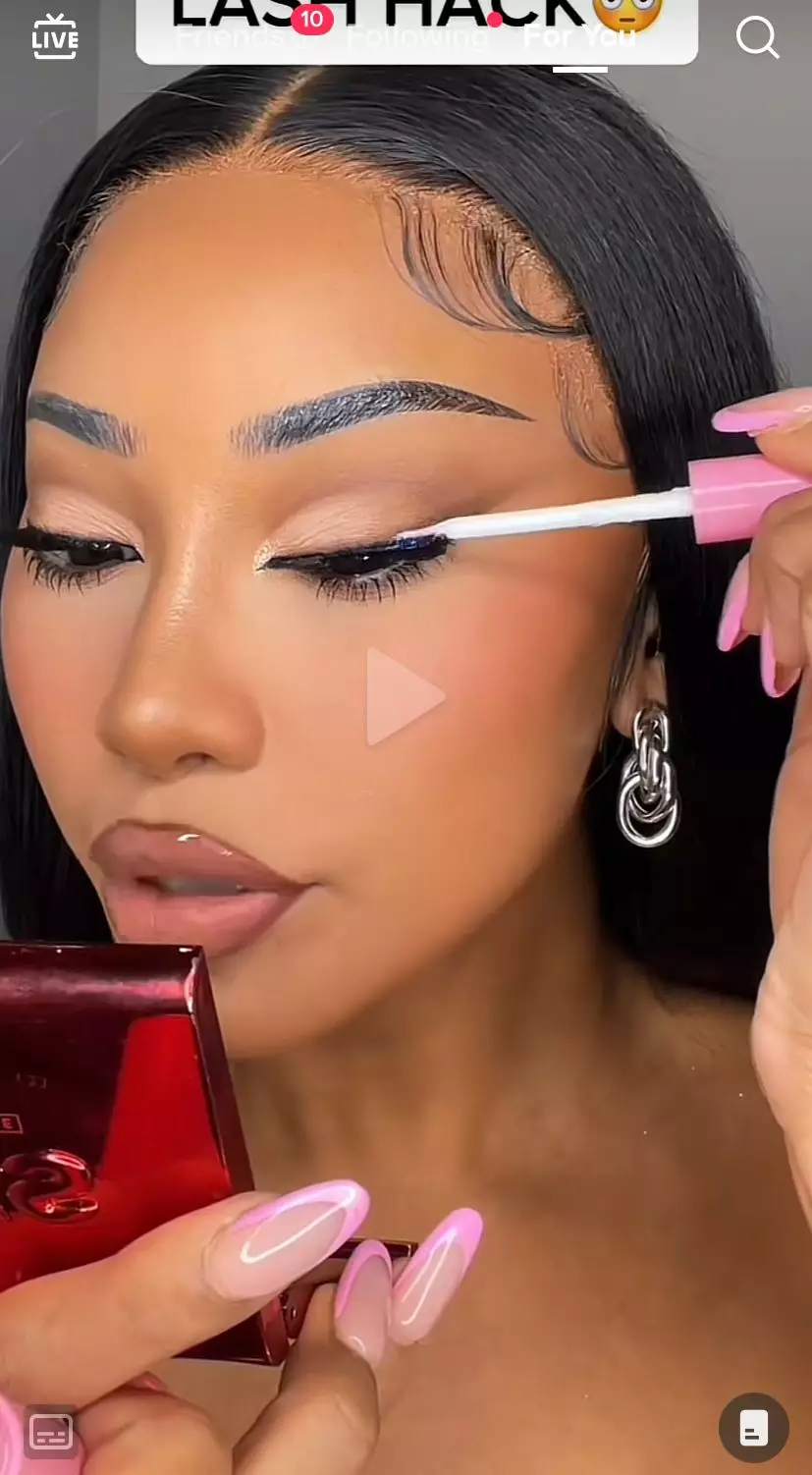 trik bikin bulu mata palsu lebih bervolume © berbagai sumber