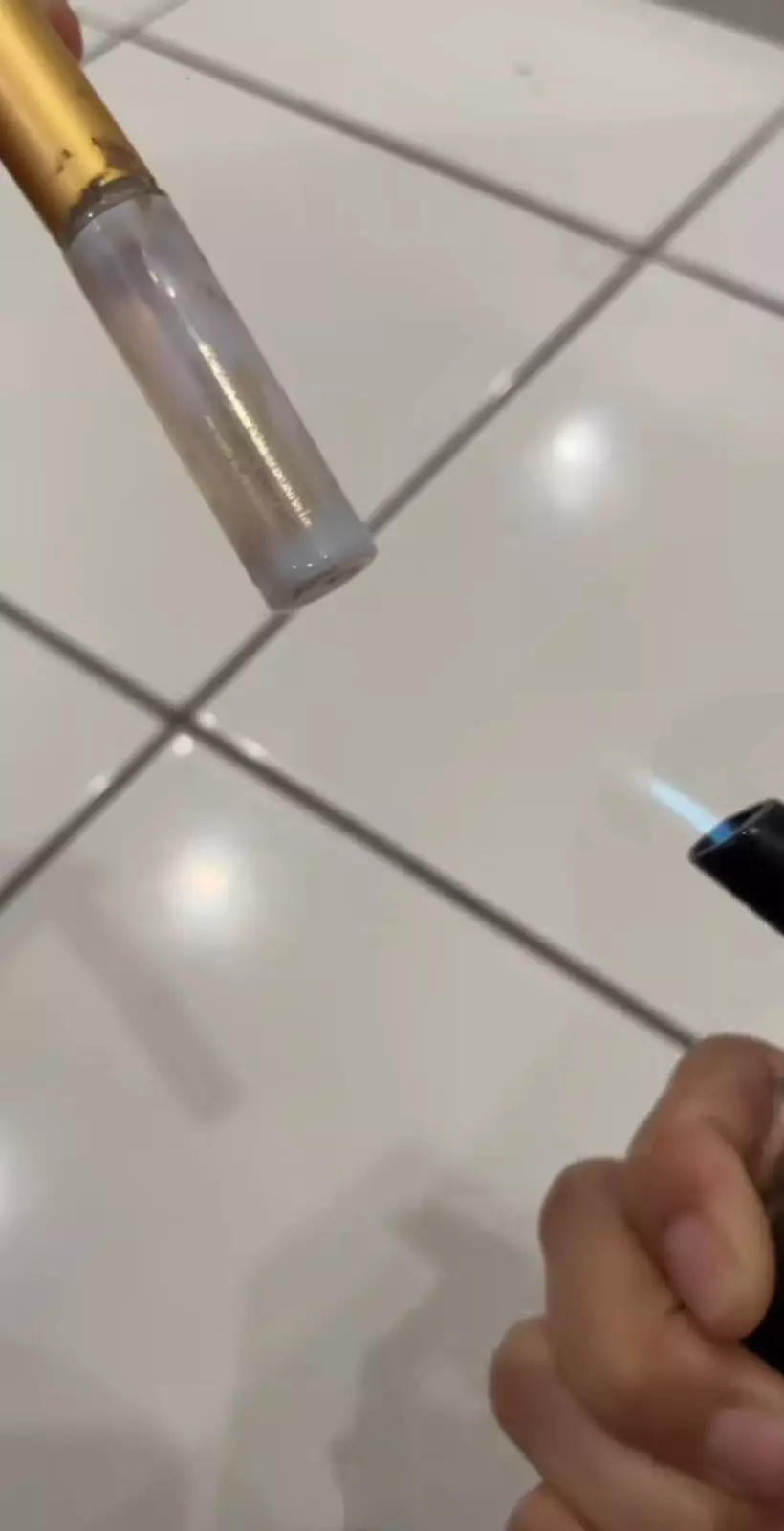 trik atasi lem bulu mata menggumpal hanya dengan 1 alat sederhana © 2023 brilio.net trik atasi lem bulu mata menggumpal hanya dengan 1 alat sederhana © 2023 brilio.net