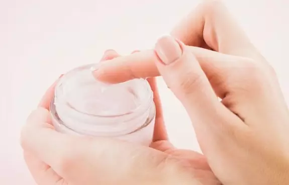 cara menebalkan bulu mata pakai bahan alami © 2023 brilio.net