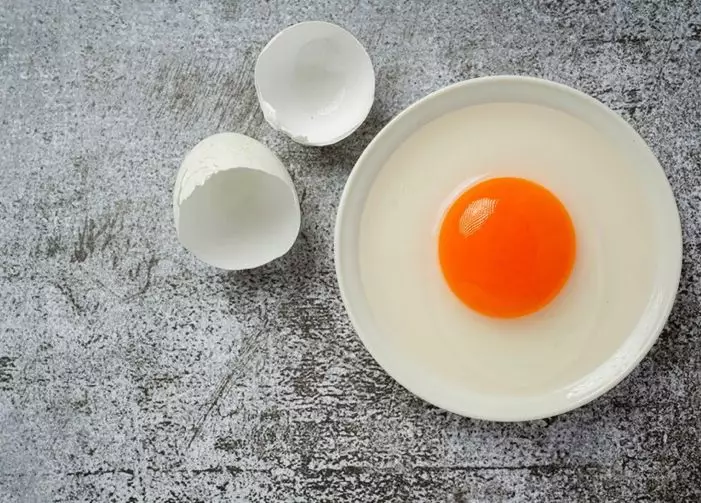 cara menebalkan bulu mata pakai bahan alami © 2023 brilio.net