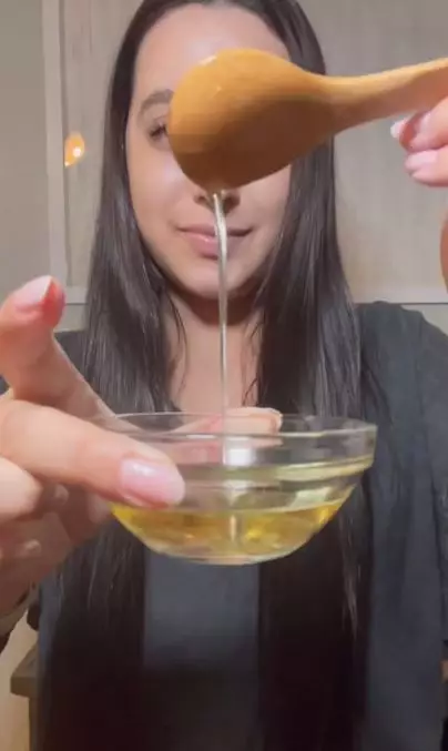 Trik mengatasi ujung rambut bercabang pakai hair oil dari 4 bahan alami Berbagai sumber