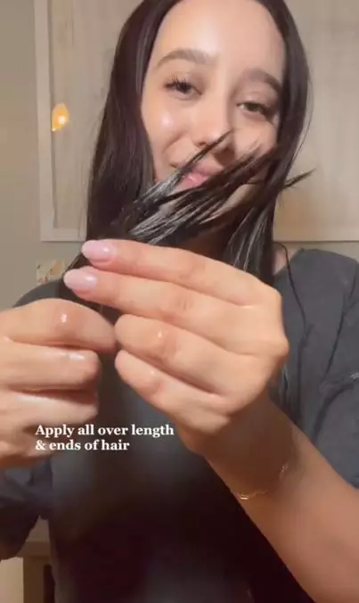 Trik mengatasi ujung rambut bercabang pakai hair oil dari 4 bahan alami Berbagai sumber