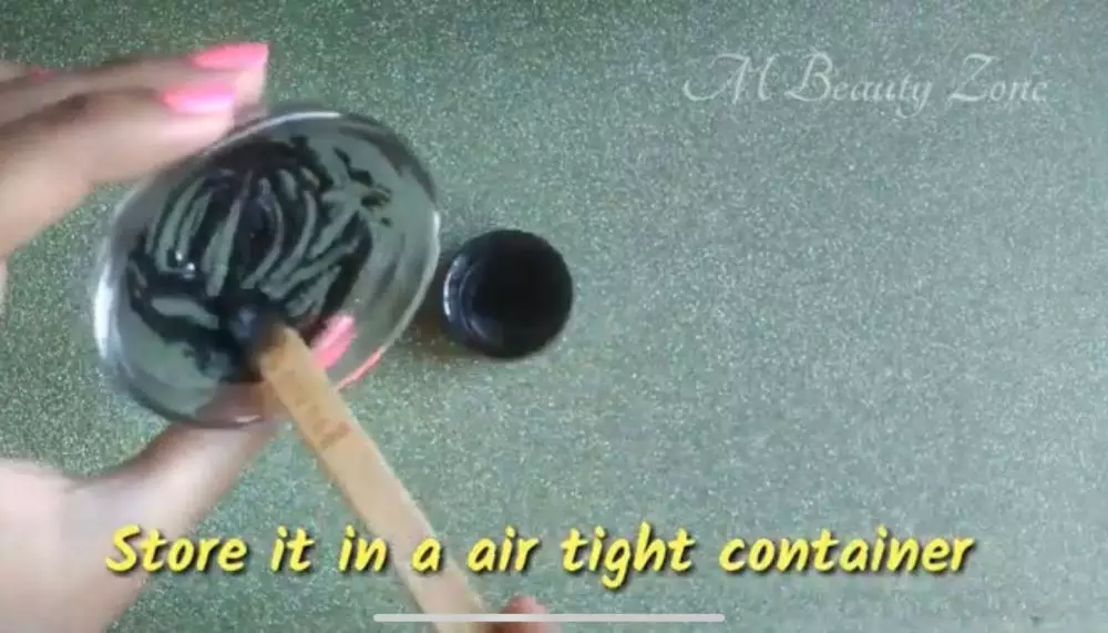 trik bikin gel eyeliner pakai 2 bahan alami © YouTube trik bikin gel eyeliner pakai 2 bahan alami © YouTube