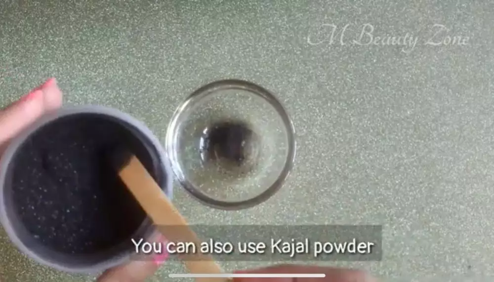 trik bikin gel eyeliner pakai 2 bahan alami © YouTube trik bikin gel eyeliner pakai 2 bahan alami © YouTube