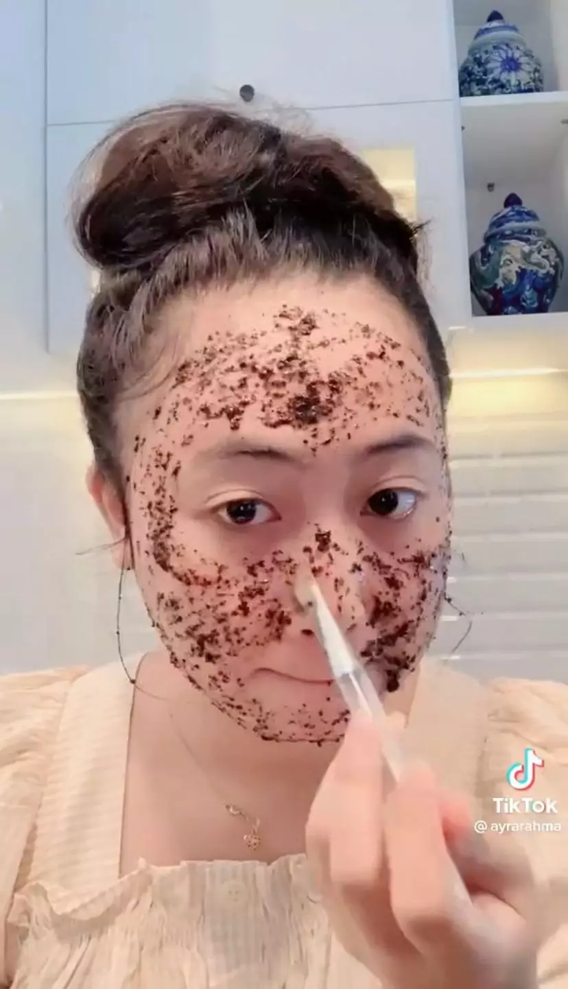 Trik bikin masker untuk atasi beruntusan pada wajah © 2023 brilio.net Trik bikin masker untuk atasi beruntusan pada wajah © 2023 brilio.net