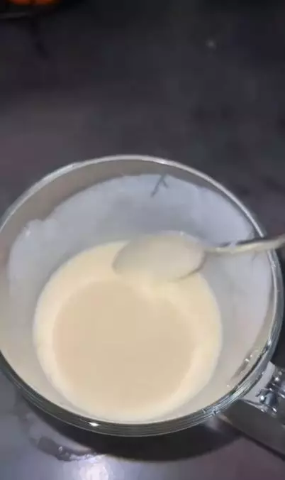 Cara mengatasi rambut berminyak pakai masker dari 3 bahan alami Berbagai sumber