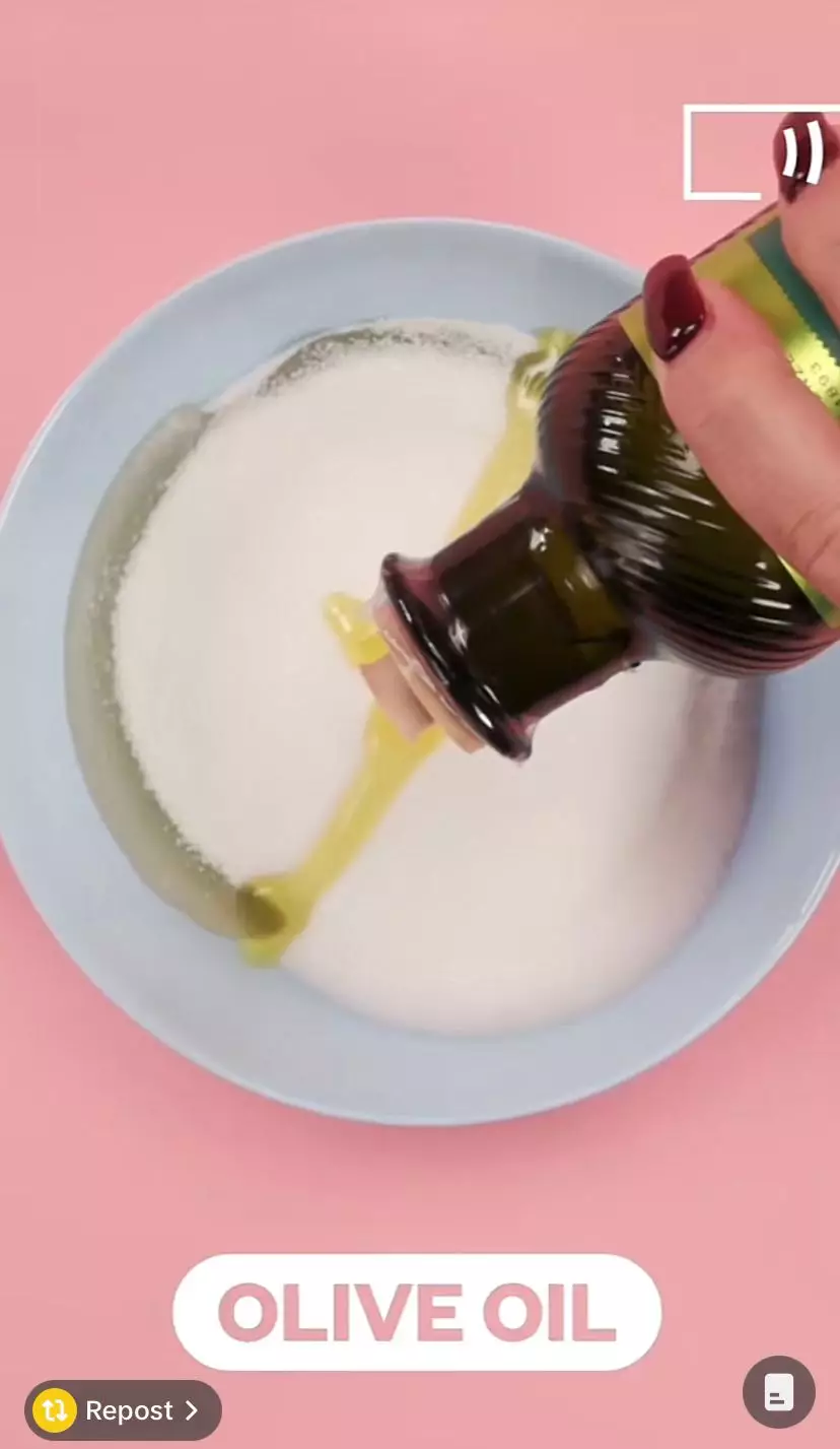 Cara mengatasi telapak kaki kering dan pecah-pecah jadi mulus kayak kulit bayi © 2023 brilio.net