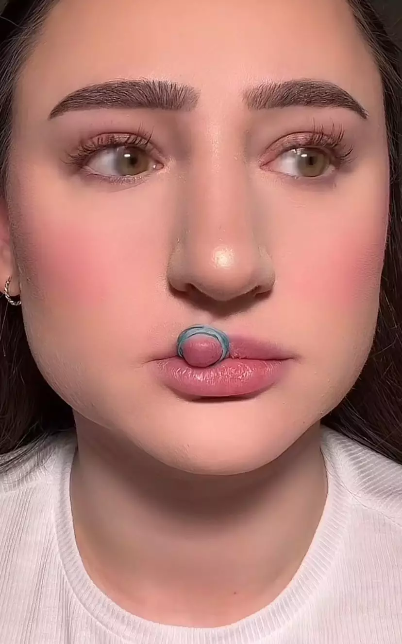 Trik membuat bibir lebih berisi Istimewa Trik membuat bibir lebih berisi Istimewa