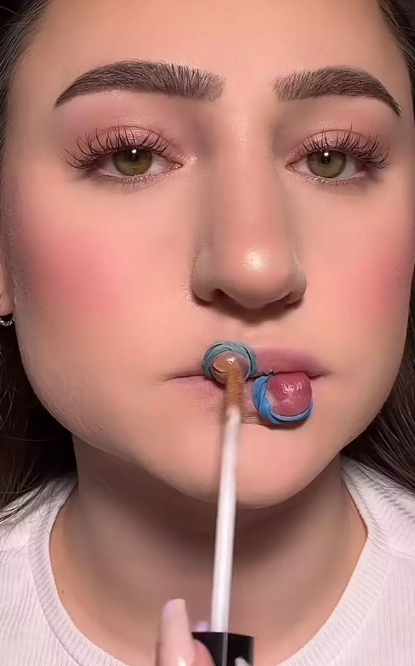 Trik membuat bibir lebih berisi Istimewa Trik membuat bibir lebih berisi Istimewa