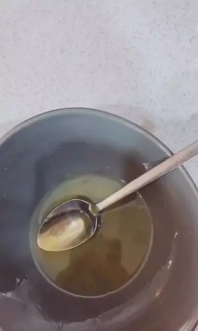 Cara mencerahkan bibir gelap pakai lip oil dari 1 jenis bahan pemanis Berbagai sumber