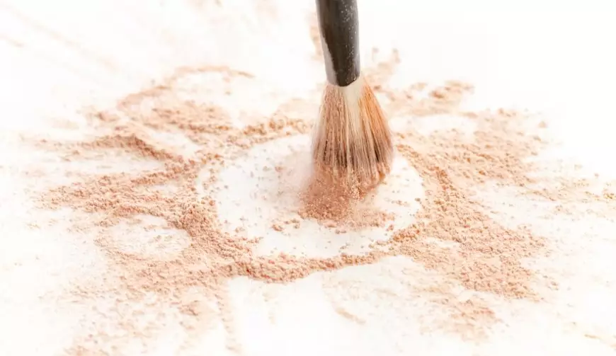 Samarkan bekas jerawat namun tetap natural © 2023 brilio.net Samarkan bekas jerawat namun tetap natural © 2023 brilio.net