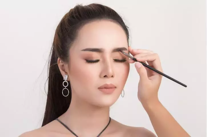  trik makeup bold ala Dewi Yull ini cuma modal Rp 11 ribu berbagai sumber