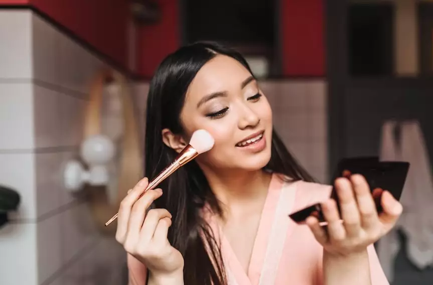 langkah makeup natural ala Korea © 2023 brilio.net