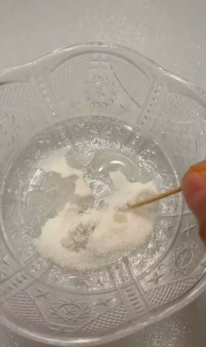 Cara membersihkan pori-pori wajah pakai scrub dari 1 bahan pemanis Berbagai sumber