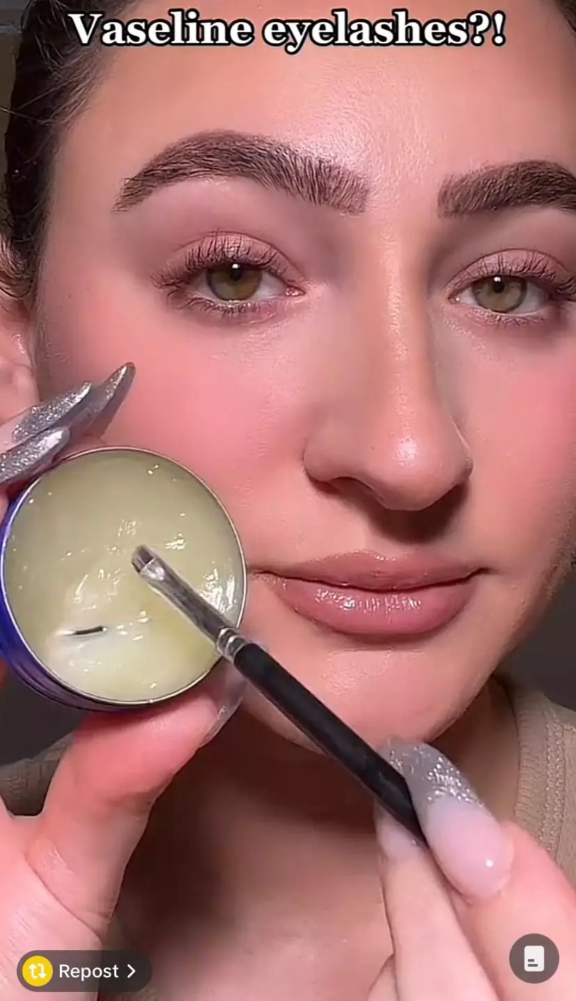 Trik bikin bulu mata tampak lentik © 2023 brilio.net Trik bikin bulu mata tampak lentik © 2023 brilio.net