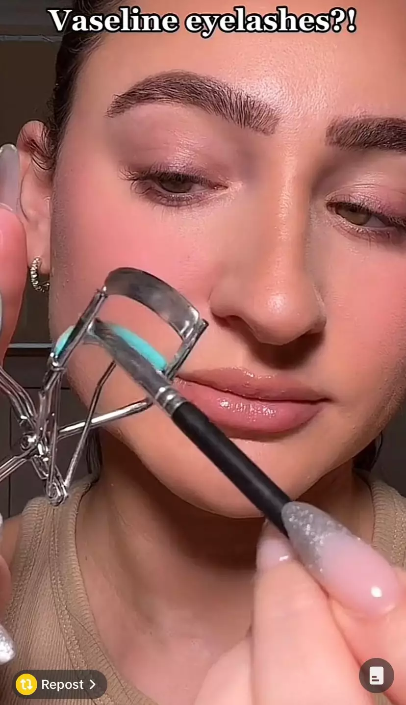 Trik bikin bulu mata tampak lentik © 2023 brilio.net Trik bikin bulu mata tampak lentik © 2023 brilio.net