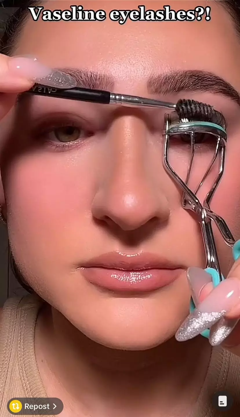 Trik bikin bulu mata tampak lentik © 2023 brilio.net Trik bikin bulu mata tampak lentik © 2023 brilio.net