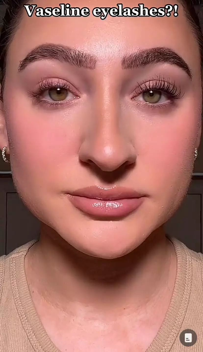 Trik bikin bulu mata tampak lentik © 2023 brilio.net Trik bikin bulu mata tampak lentik © 2023 brilio.net