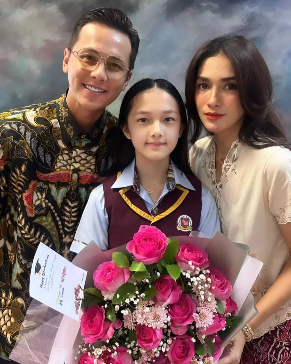 Ussy Sulistiawaty dan Andhika Pratama di kelulusan anak  © berbagai sumber