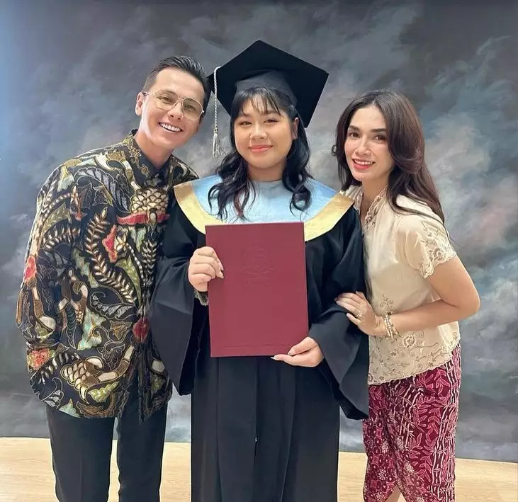 Ussy Sulistiawaty dan Andhika Pratama di kelulusan anak  © berbagai sumber