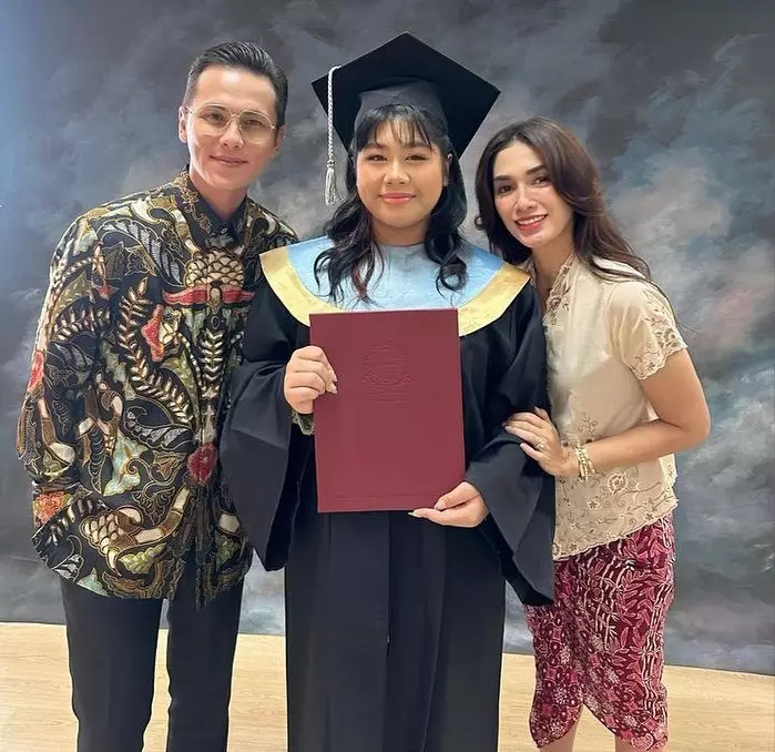 Ussy Sulistiawaty dan Andhika Pratama di kelulusan anak  © berbagai sumber