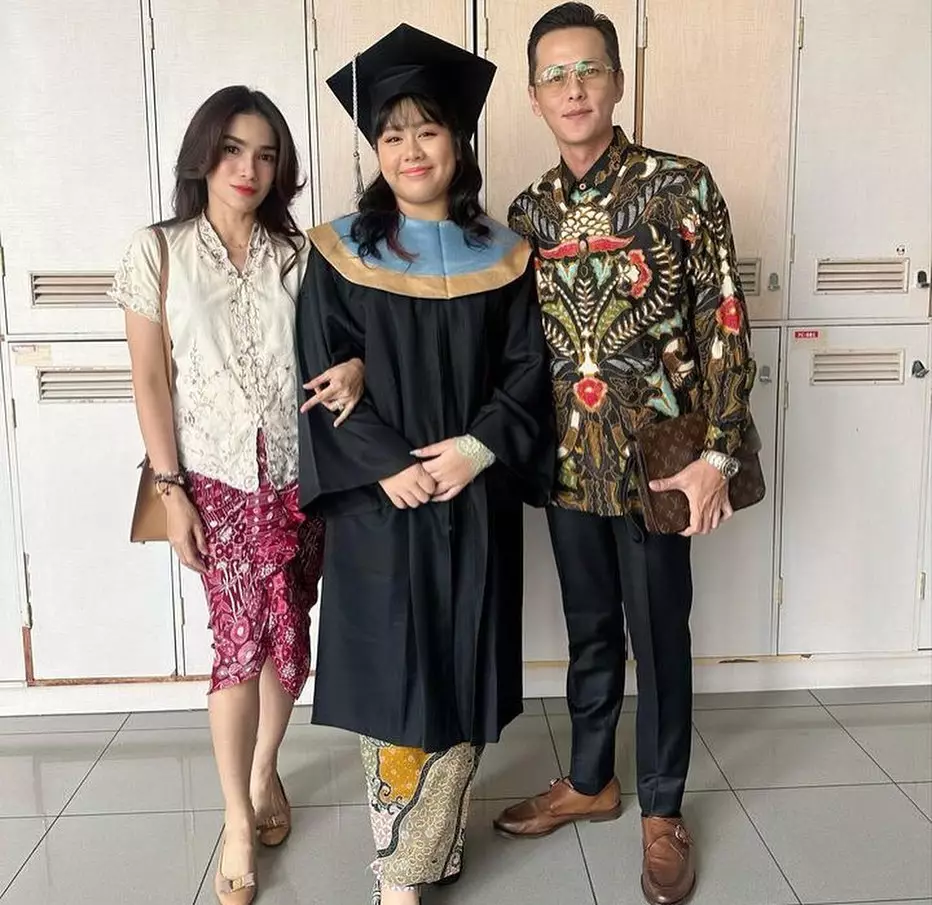 Ussy Sulistiawaty dan Andhika Pratama di kelulusan anak  © berbagai sumber